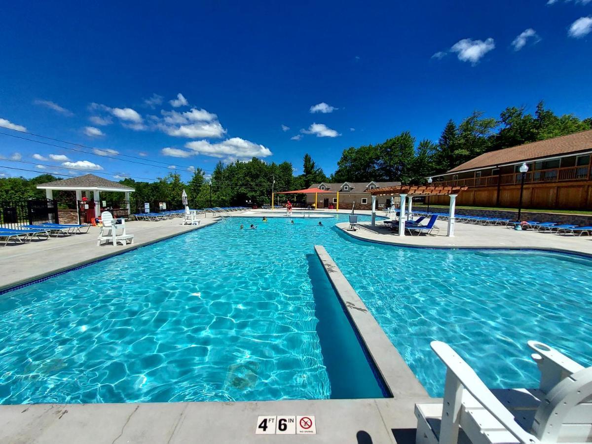 Chic And Stylish Home Hot Tub,4 Bedrooms, Game Movie Room, Firepit, Arcades, Playground On Site 2 Min Walk From Pool And Lake Tobyhanna 외부 사진
