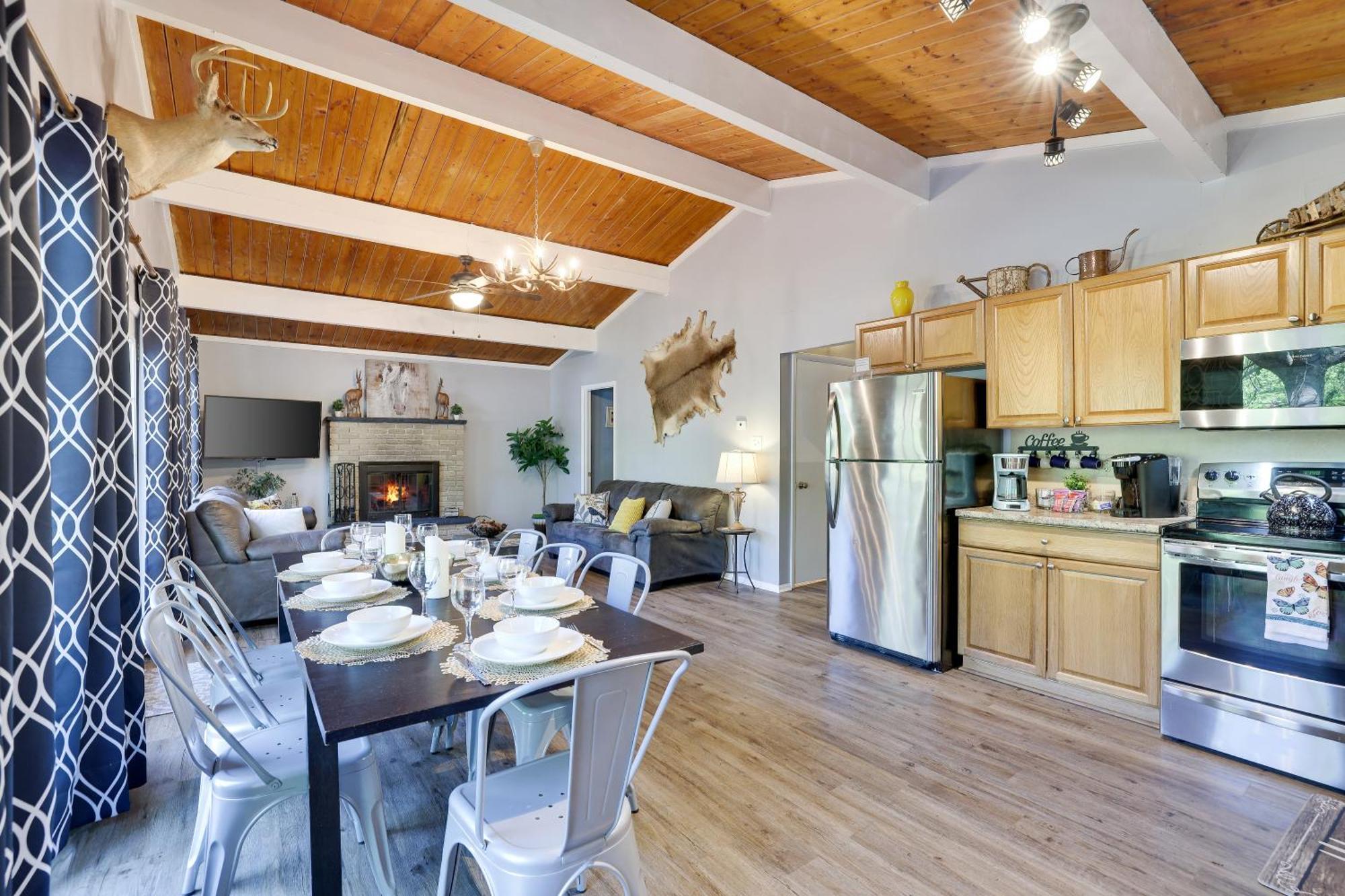Chic And Stylish Home Hot Tub,4 Bedrooms, Game Movie Room, Firepit, Arcades, Playground On Site 2 Min Walk From Pool And Lake Tobyhanna 외부 사진