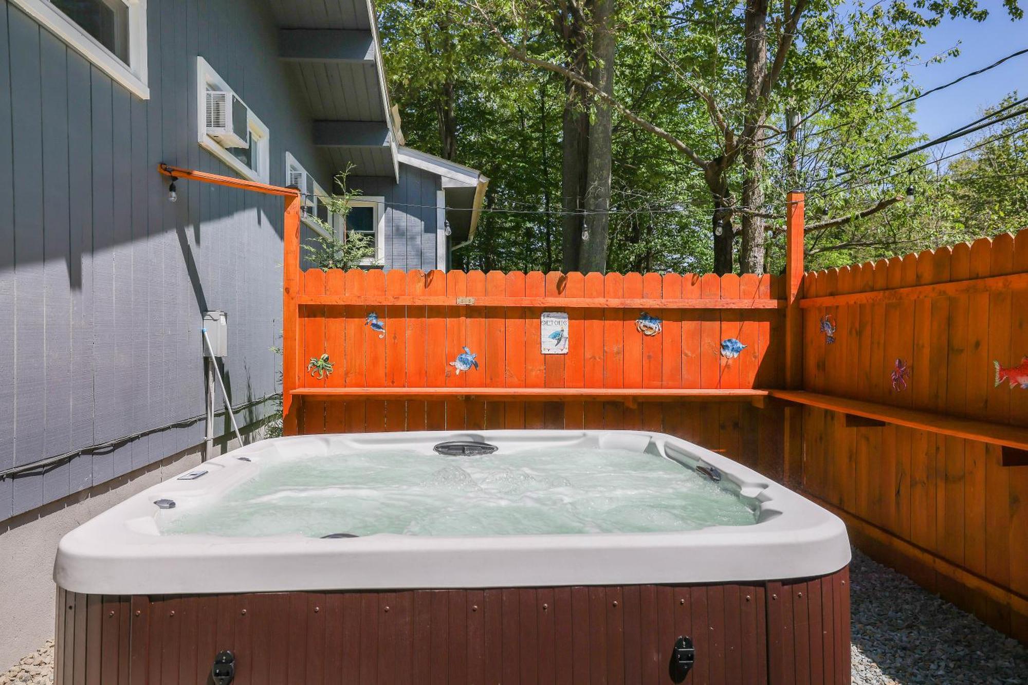 Chic And Stylish Home Hot Tub,4 Bedrooms, Game Movie Room, Firepit, Arcades, Playground On Site 2 Min Walk From Pool And Lake Tobyhanna 외부 사진