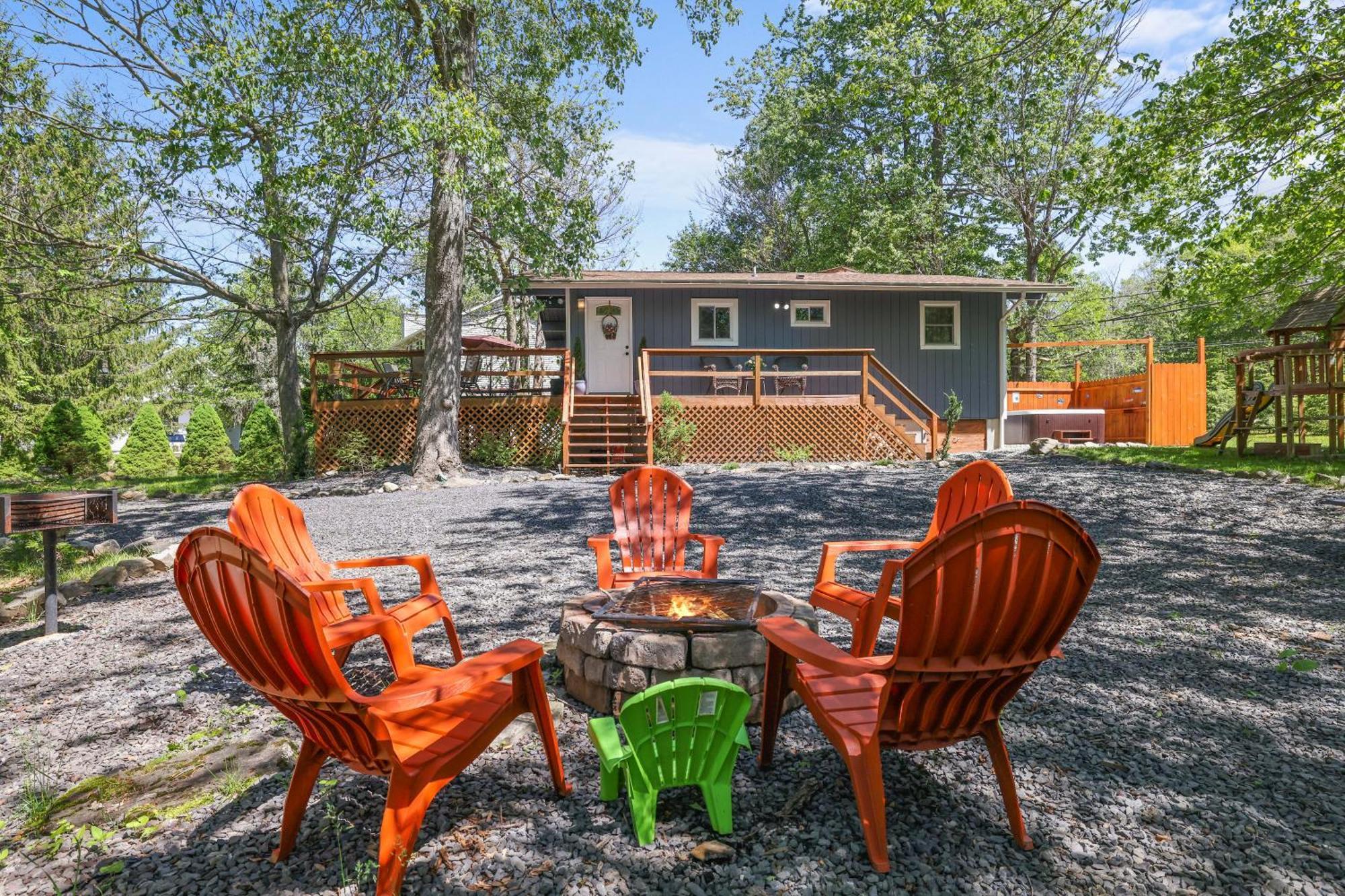 Chic And Stylish Home Hot Tub,4 Bedrooms, Game Movie Room, Firepit, Arcades, Playground On Site 2 Min Walk From Pool And Lake Tobyhanna 외부 사진