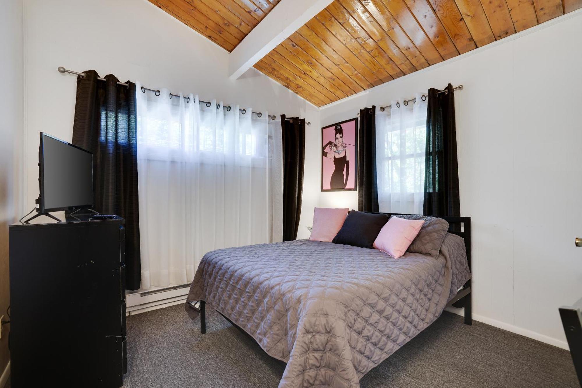 Chic And Stylish Home Hot Tub,4 Bedrooms, Game Movie Room, Firepit, Arcades, Playground On Site 2 Min Walk From Pool And Lake Tobyhanna 외부 사진