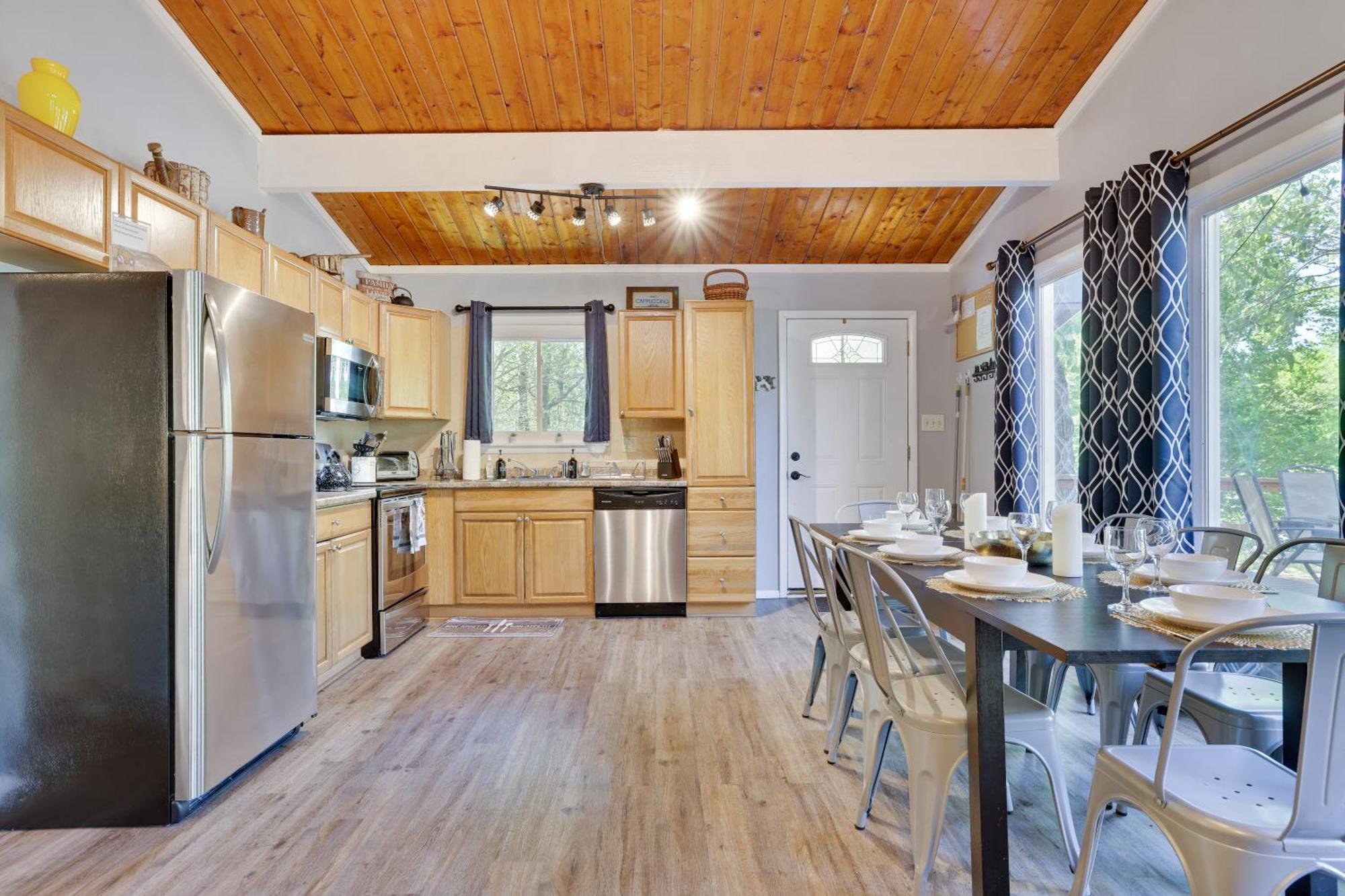 Chic And Stylish Home Hot Tub,4 Bedrooms, Game Movie Room, Firepit, Arcades, Playground On Site 2 Min Walk From Pool And Lake Tobyhanna 외부 사진