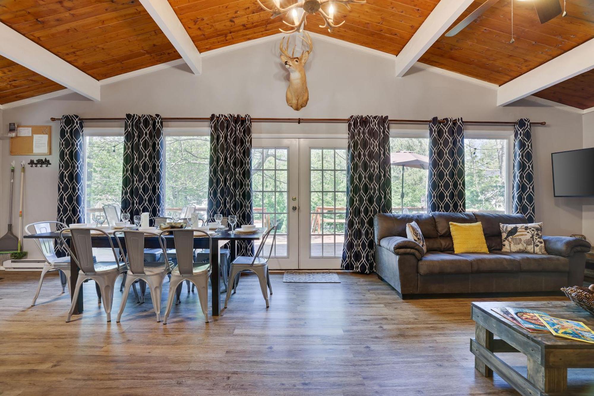 Chic And Stylish Home Hot Tub,4 Bedrooms, Game Movie Room, Firepit, Arcades, Playground On Site 2 Min Walk From Pool And Lake Tobyhanna 외부 사진