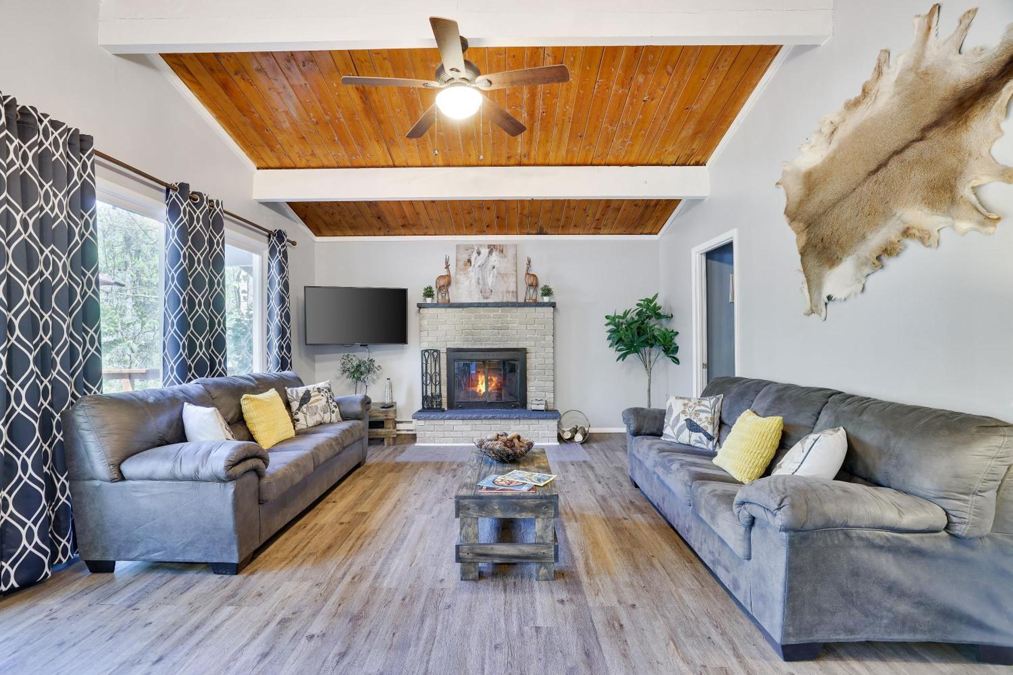 Chic And Stylish Home Hot Tub,4 Bedrooms, Game Movie Room, Firepit, Arcades, Playground On Site 2 Min Walk From Pool And Lake Tobyhanna 외부 사진