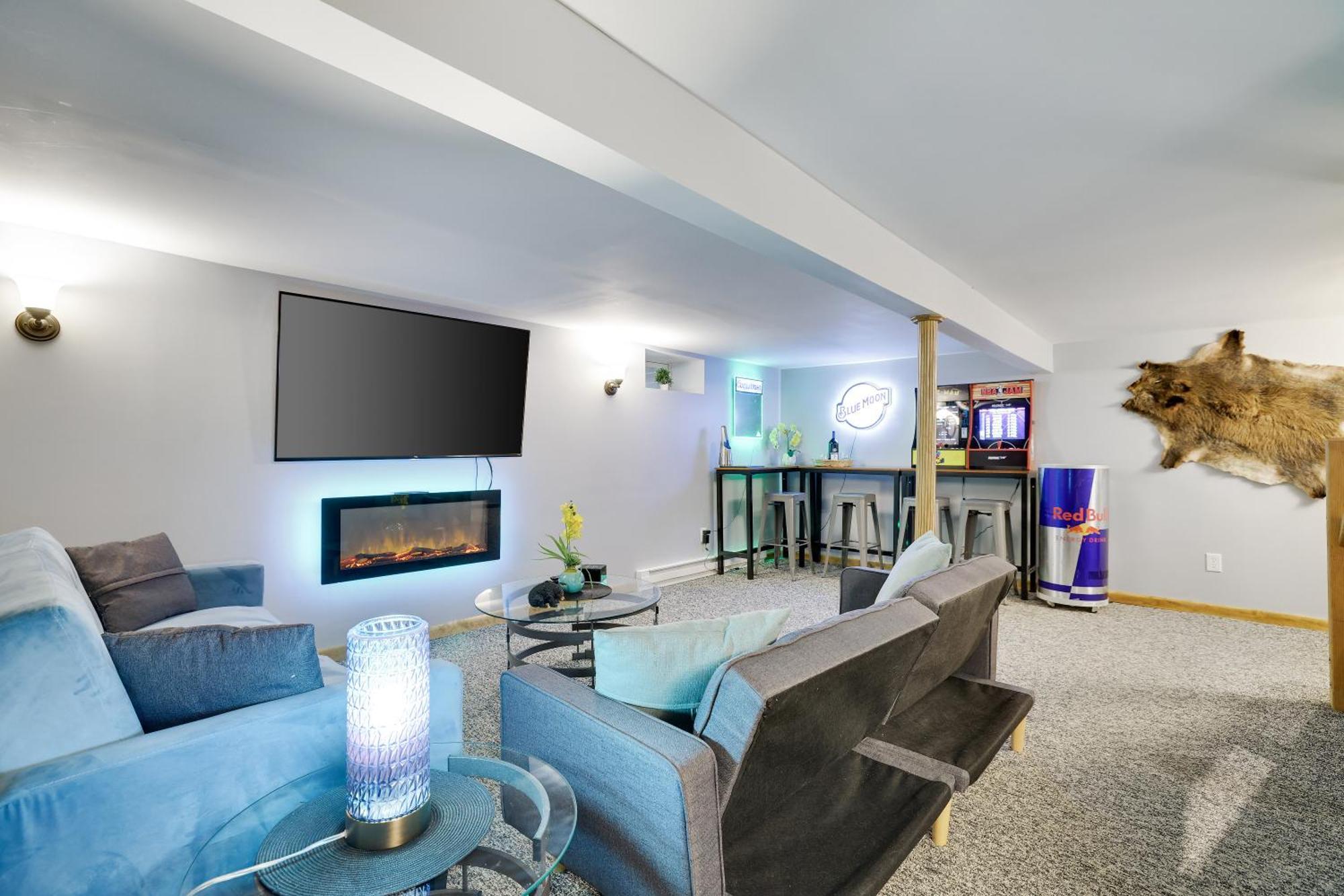 Chic And Stylish Home Hot Tub,4 Bedrooms, Game Movie Room, Firepit, Arcades, Playground On Site 2 Min Walk From Pool And Lake Tobyhanna 외부 사진