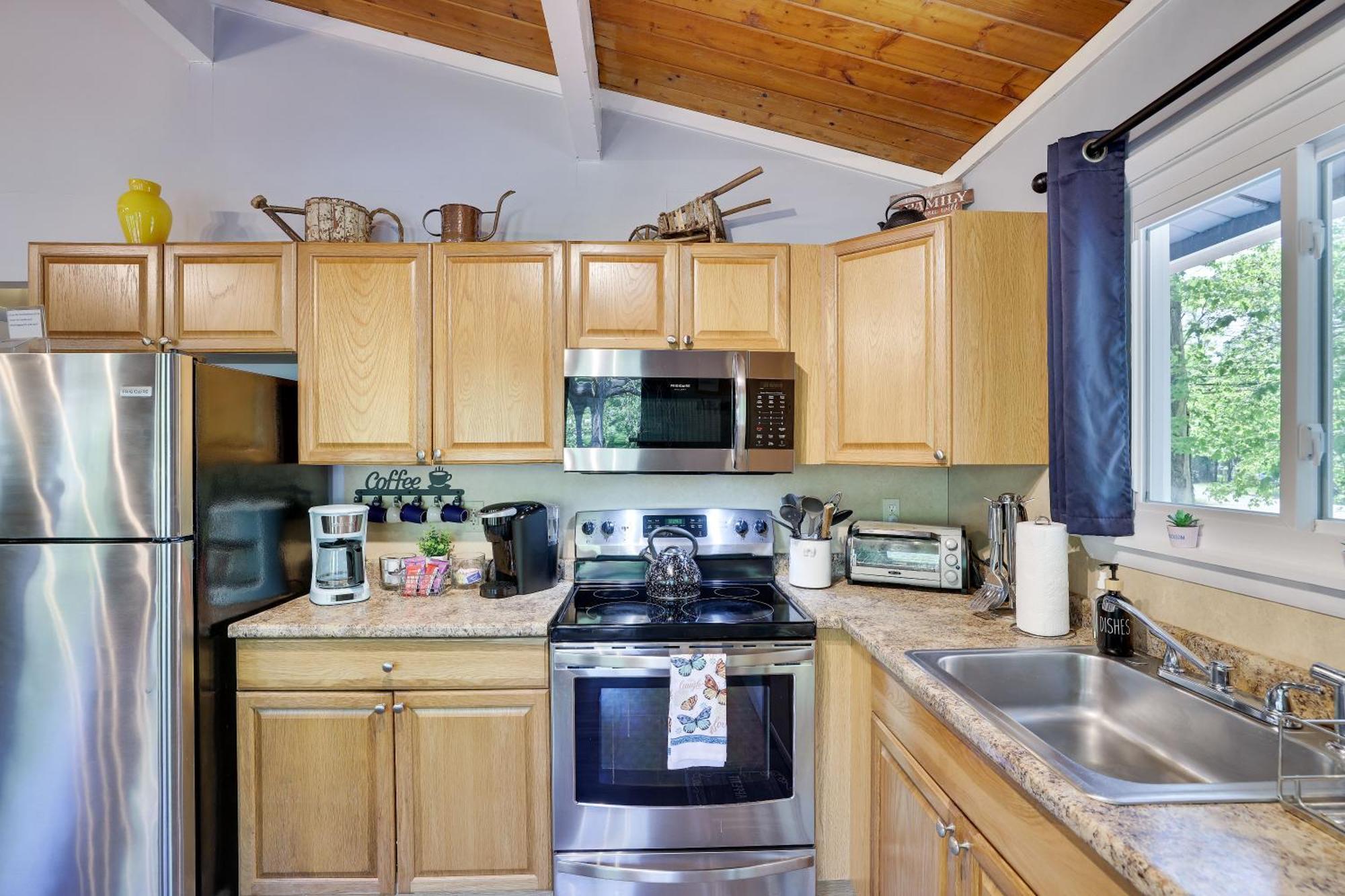Chic And Stylish Home Hot Tub,4 Bedrooms, Game Movie Room, Firepit, Arcades, Playground On Site 2 Min Walk From Pool And Lake Tobyhanna 외부 사진